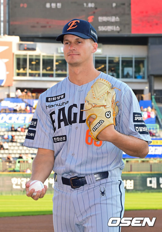 [OSEN=인천, 박준형 기자] 7일 오후 인천 SSG랜더스필드에서 ‘2026 신한 SOL Bank KBO리그'&nbsp;SSG 랜더스와 한화 이글스의 경기가 진행됐다.이날 SSG는 타케다를, 한화는 류현진을 선발투수로 내세웠다.경기 앞두고 화이트 대신 새롭게 합류한 한화 외국인 선수 쿠싱이 포즈를 취하고 있다.   2026.04.07 / soul1014@osen.co.kr