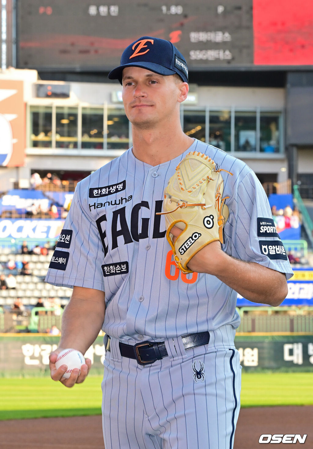 7일 오후 인천 SSG랜더스필드에서 ‘2026 신한 SOL Bank KBO리그' SSG 랜더스와 한화 이글스의 경기가 진행됐다.이날 SSG는 타케다를, 한화는 류현진을 선발투수로 내세웠다.경기 앞두고 화이트 대신 새롭게 합류한 한화 외국인 선수 쿠싱이 포즈를 취하고 있다. 2026.04.07 / soul1014@osen.co.kr