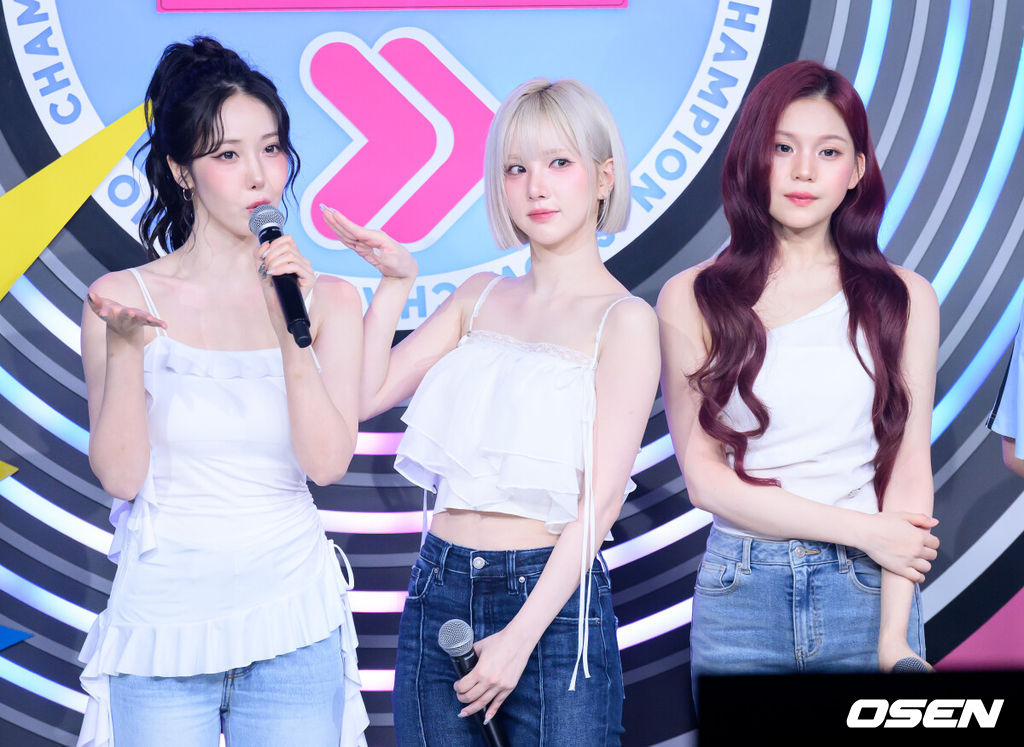 16일 오후 경기도 고양시 일산 MBC 드림센터에서 MBC M '쇼챔피언' 생방송이 진행됐다.이날 n.SSign(엔싸인), Baby DONT Cry, CLOSE YOUR EYES, CrazAngel, H1-KEY(하이키), NouerA(누에라), NOWZ(나우즈), RESCENE(리센느), VIVIZ(비비지), 도하(DOHA), 아홉(AHOF), 우예린, 유다연, 케지민(KEJIMIN) 등이 출연했다.그룹 비비지가 곡소개를 하고 있다. 2025.07.16 /sunday@osen.co.kr