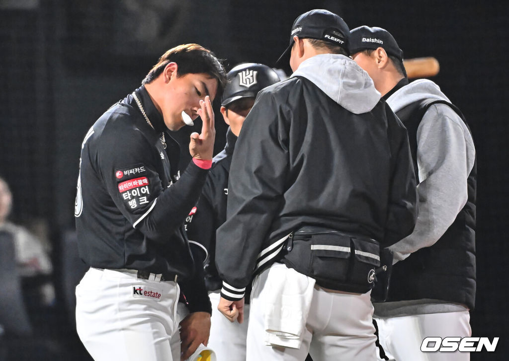7일 부산 사직야구장에서 2026 신한 SOL KBO 리그 롯데 자이언츠와 KT 위즈의 경기가 열렸다. 홈팀 롯데는 나균안이, 방문팀 KT는 고영표가 선발 출전했다.KT 위즈 안현민이 3회초 무사 1,2루 롯데 자이언츠 나균안의 투구에 손을 맞고 통증을 호소하고 있다. 2026.04.07 / foto0307@osen.co.kr