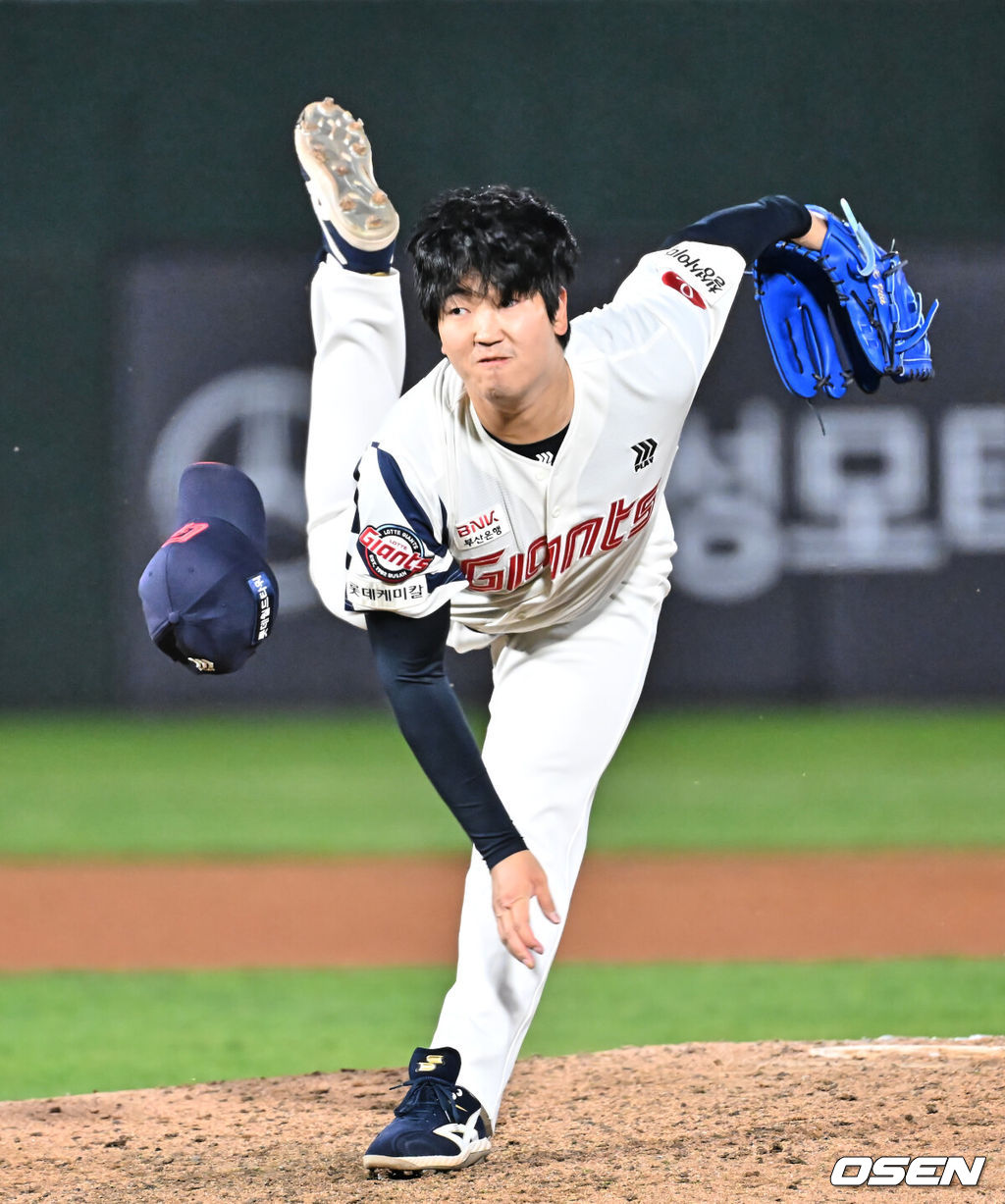 7일 부산 사직야구장에서 2026 신한 SOL KBO 리그 롯데 자이언츠와 KT 위즈의 경기가 열렸다. 홈팀 롯데는 나균안이, 방문팀 KT는 고영표가 선발 출전했다.롯데 자이언츠 최이준이 역투하고 있다. 2026.04.07 / foto0307@osen.co.kr