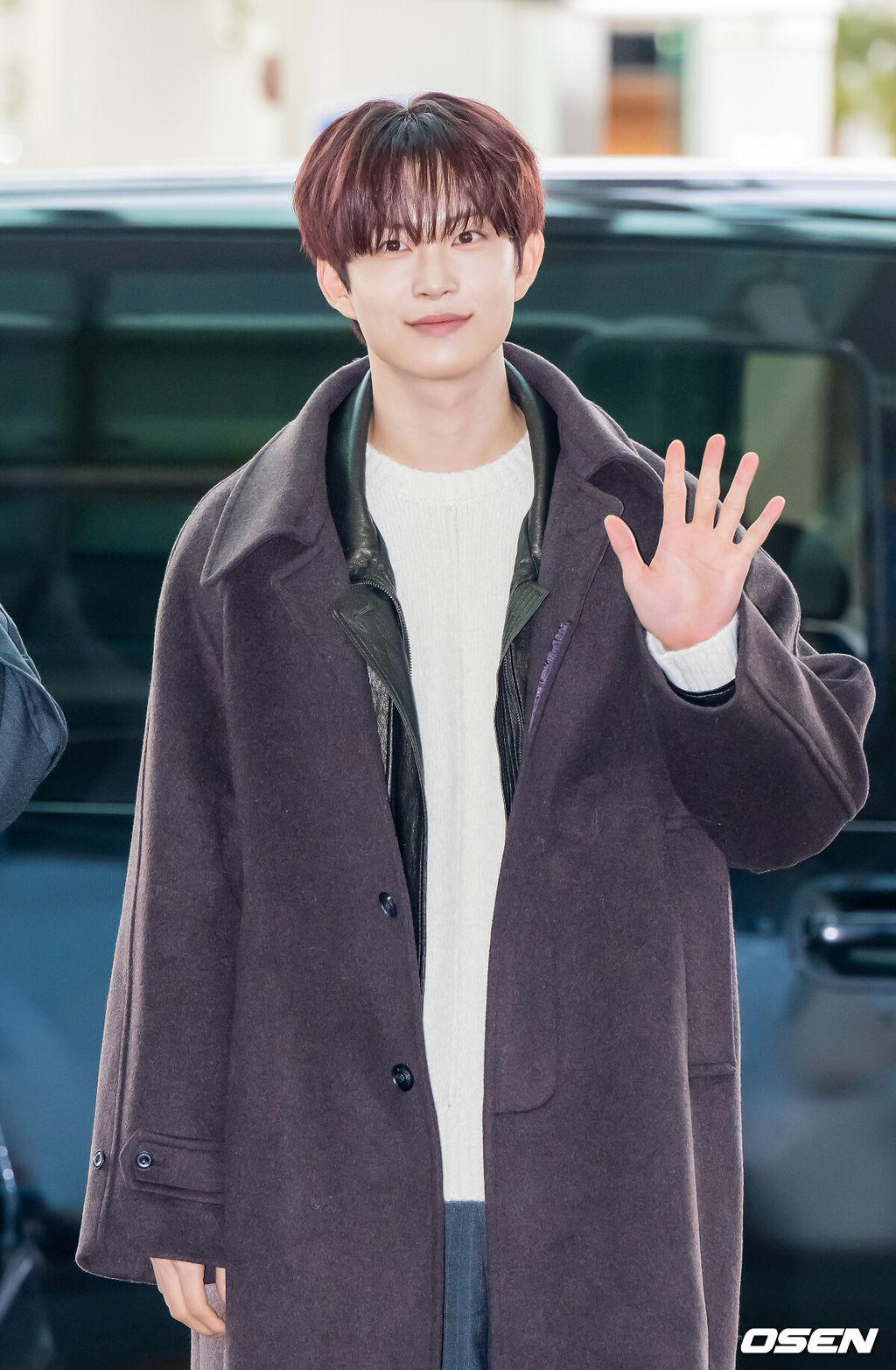 그룹 알파드라이브원(ALPHA DRIVE ONE)이 1일 인천국제공항을 통해 해외 일정 참석차 프랑스 파리로 출국했다.알파드라이브원은 프랑스 파리 ‘팔레 드 도쿄’에서 진행되는 글로벌 패션 진출 프로젝트인 '컨셉코리아 (Concept Korea)' 2026 F/W 컬렉션에 참석한다. 알파드라이브원 건우가 출국에 앞서 포즈를 취하고 있다. 2026.03.01 / soul1014@osen.co.kr