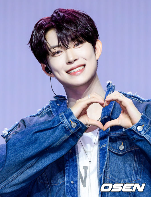 [OSEN=조은정 기자] 알파드라이브원 미니 1집 ‘EUPHORIA’ 발매 기념 미디어 쇼케이스가 12일 서울 용산구 블루스퀘어에서 열렸다.알파드라이브원의 데뷔 앨범인 미니 1집 ‘EUPHORIA’에는 선공개곡 ‘FORMULA’(포뮬러)와 타이틀곡 ‘FREAK ALARM’(프릭 알람)을 비롯해 ‘Raw Flame’(로우 플레임), ‘Chains’(체인스), ‘Never Been 2 Heaven’(네버 빈 투 헤븐), ‘Cinnamon Shake’(시나몬 셰이크)까지 총 6곡이 수록됐다.알파드라이브원 건우가 포즈를 취하고 있다.  2026.01.12 /cej@osen.co.kr