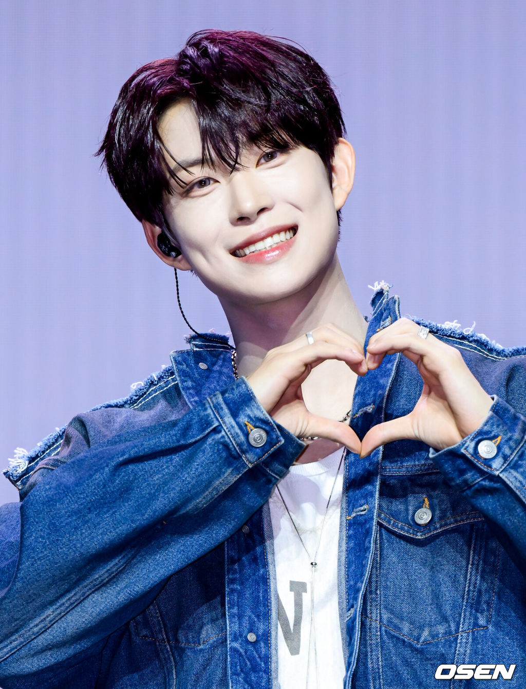 알파드라이브원 미니 1집 ‘EUPHORIA’ 발매 기념 미디어 쇼케이스가 12일 서울 용산구 블루스퀘어에서 열렸다.알파드라이브원의 데뷔 앨범인 미니 1집 ‘EUPHORIA’에는 선공개곡 ‘FORMULA’(포뮬러)와 타이틀곡 ‘FREAK ALARM’(프릭 알람)을 비롯해 ‘Raw Flame’(로우 플레임), ‘Chains’(체인스), ‘Never Been 2 Heaven’(네버 빈 투 헤븐), ‘Cinnamon Shake’(시나몬 셰이크)까지 총 6곡이 수록됐다.알파드라이브원 건우가 포즈를 취하고 있다. 2026.01.12 /cej@osen.co.kr