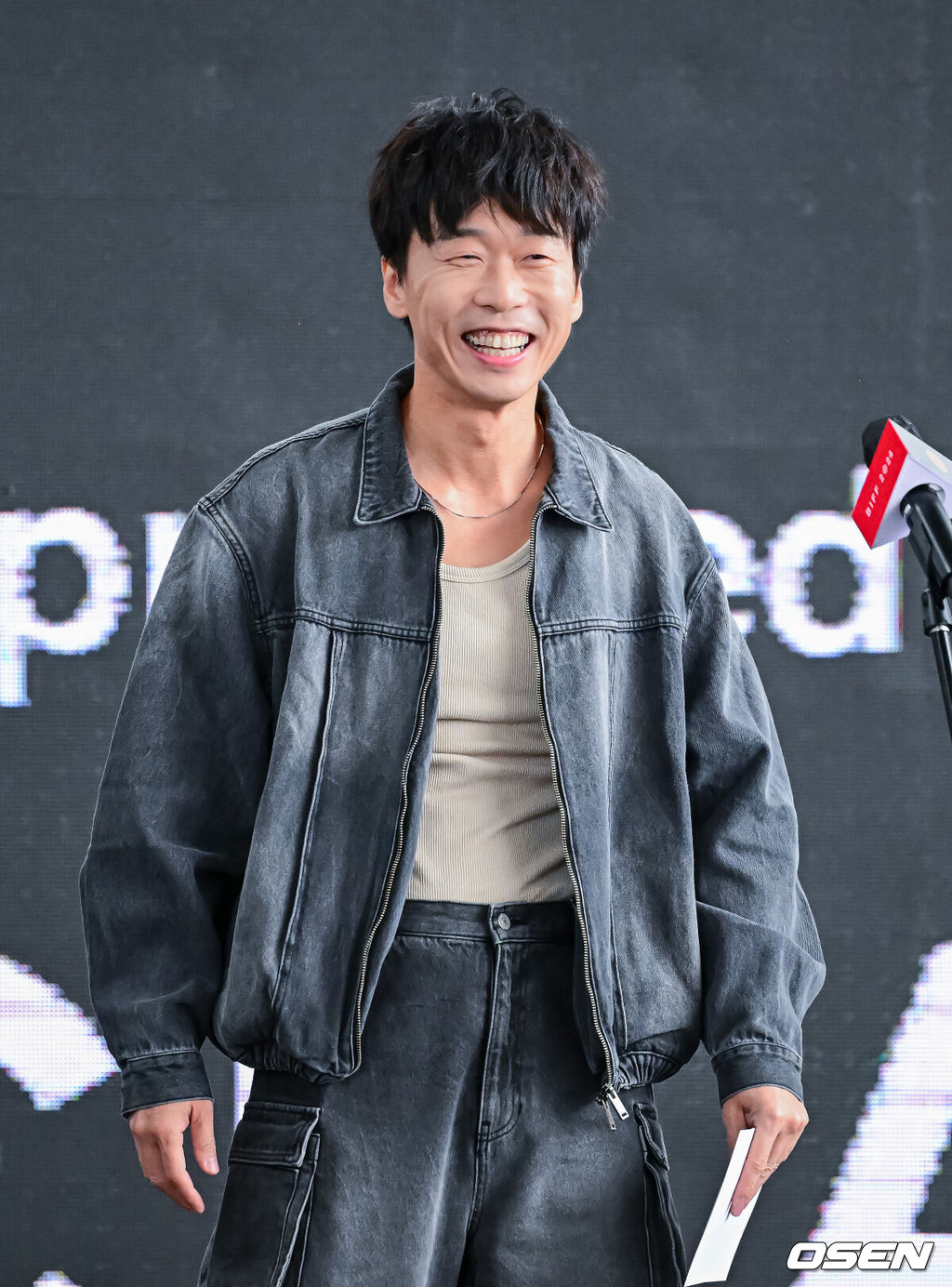 3일 오전 부산 해운대구 영화의전당 BIFF 야외무대에서 제29회 부산국제영화제(BIFF) 영화 ‘메소드연기’ 야외무대인사가 열렸다.이번 부산국제영화제(이하 부국제)에서는 지난 2일 개막작 ‘전.란’을 시작으로 상영작 54편을 포함해 총 63개국의 영화작품 278편을 영화의전당, CGV센텀시티, 롯데시네마 센텀시티, 영화진흥위원회 표준시사실, 메가박스 부산극장 등 총 5개 극장 26개 상영관에서 만나 볼 수 있다.배우 윤병희가 무대에 올라 인사를 하고 있다. 2024.10.03 / jpnews@osen.co.kr