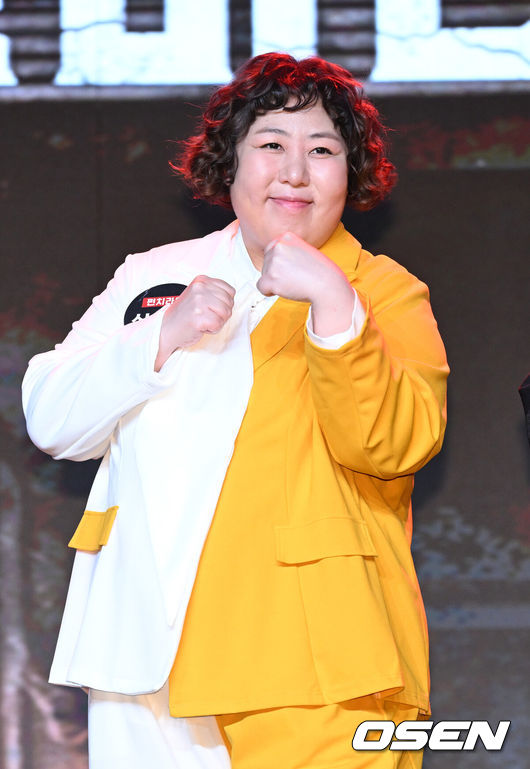 [OSEN=이대선 기자] 14일 오전 서울 동대문 브이스페이스에서 넷플릭스 예능 ‘코미디 리벤지’ 제작발표회가 열렸다.<br /><br />‘코미디 리벤지​’는 ‘코미디 로얄’ 우승팀 이경규팀이 판을 깔고 K-코미디 대표주자들이 각잡고 웃음 터뜨리는 코미디 컴피티션이다.<br /><br />코미디언 신기루가 포토타임을 가지고 있다. 2024.10.14 /sunday@osen.co.kr