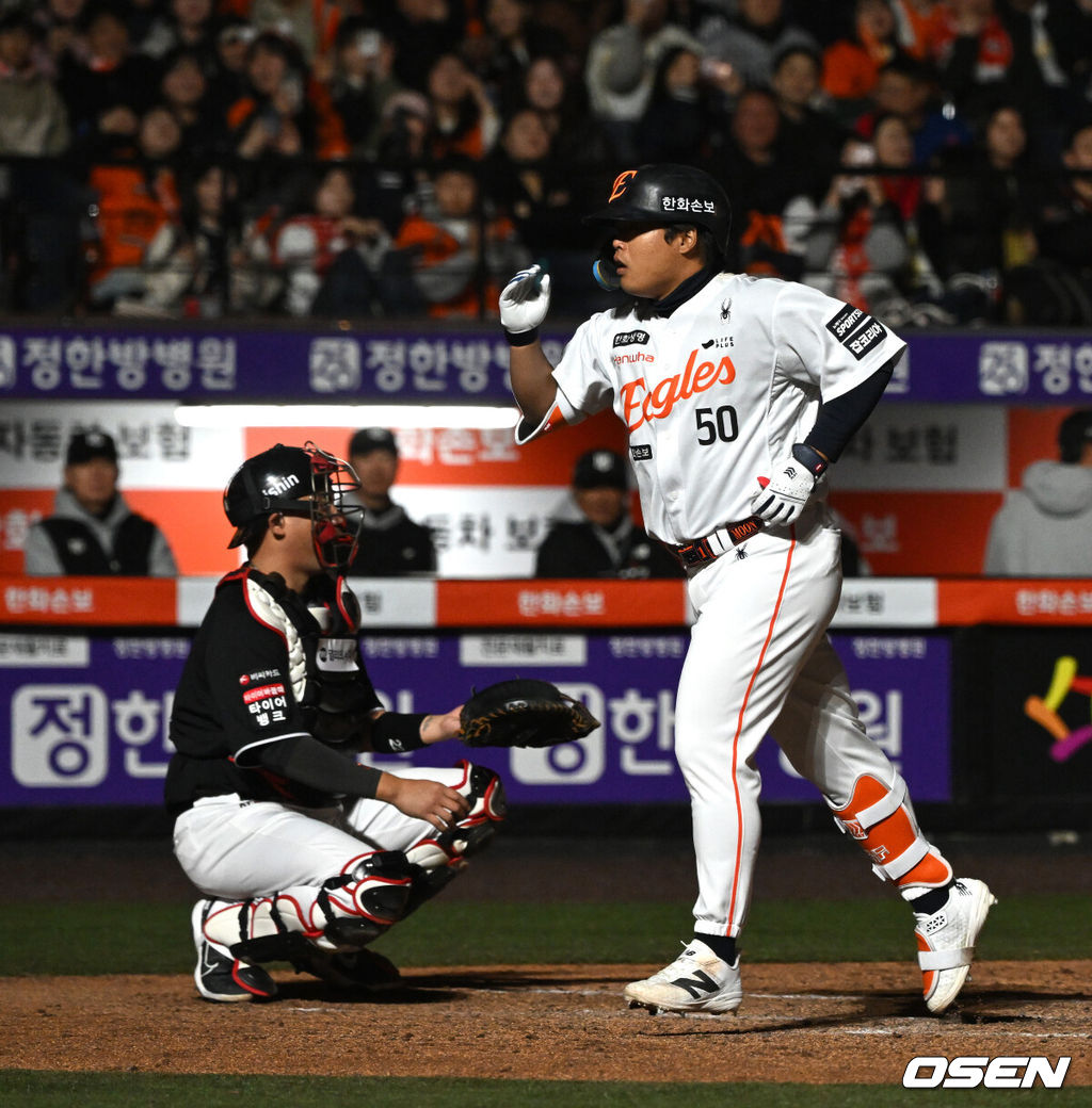 2일 대전 한화생명볼파크에서 2026 신한 SOL KBO리그 한화 이글스와 KT 위즈의 경기가 열렸다.이날 한화는 문동주, KT는 오원석을 선발로 내세웠다.7회말 무사에서 한화 강백호가 우월 솔로 홈런을 치고 환호하고 있다. 2026.04.02 /sunday@osen.co.kr