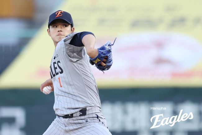 [사진] 한화 이글스 문동주가 8일 인천SSG랜더스필드에서 열린 2026 신한 SOL KBO리그 SSG 랜더스와의 원정경기에서 선발투수로 등판해 5이닝 4피안타(1피홈런) 2사사구 4탈삼진 2실점을 기록했다. ⓒ한화 이글스