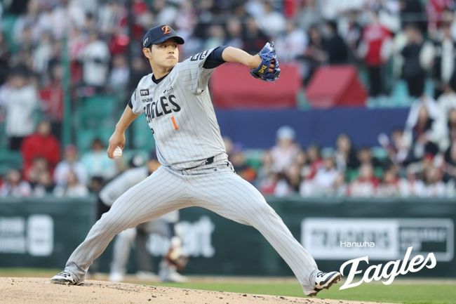 [사진] 한화 이글스 문동주가 8일 인천SSG랜더스필드에서 열린 2026 신한 SOL KBO리그 SSG 랜더스와의 원정경기에서 선발투수로 등판해 5이닝 4피안타(1피홈런) 2사사구 4탈삼진 2실점을 기록했다. ⓒ한화 이글스