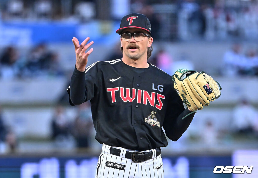 8일 창원NC파크에서 2026 신한 SOL KBO 리그 NC 다이노스와 LG 트윈스의 경기가 열렸다. 홈팀 NC는 신민혁이, 방문팀 LG는 웰스가 선발 출전했다. LG 트윈스 선발투수 웰스가 사인을 보내고 있다. 2026.04.08 / foto0307@osen.co.kr