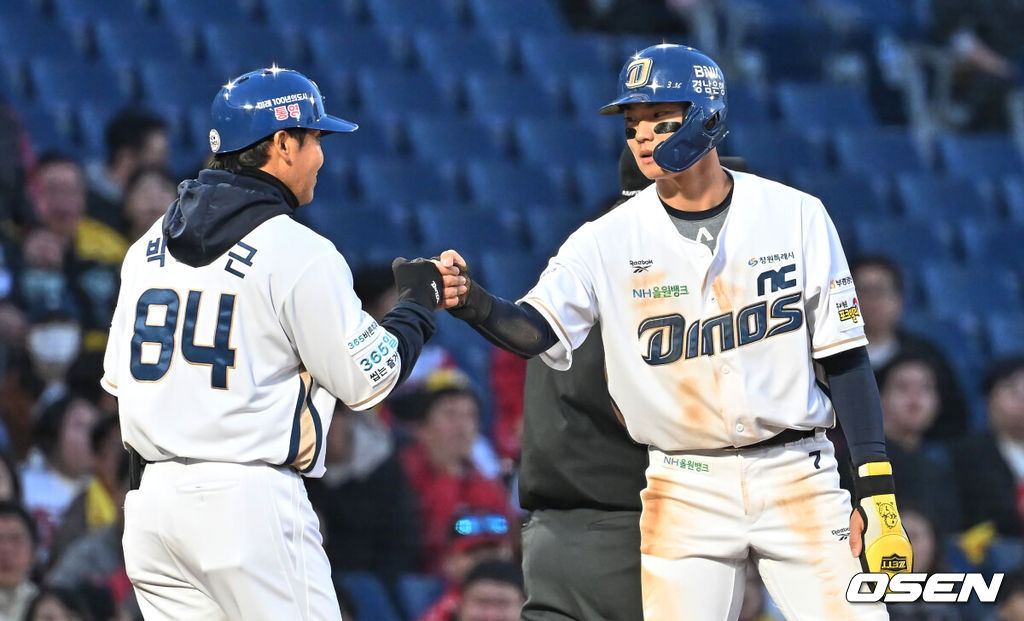 8일 창원NC파크에서 2026 신한 SOL KBO 리그 NC 다이노스와 LG 트윈스의 경기가 열렸다. 홈팀 NC는 신민혁이, 방문팀 LG는 웰스가 선발 출전했다. NC 다이노스 김주원이 1회말 무사 3루 박민우 타석때 3루 도루를 성공하고 하이파이브를 하고 있다. 2026.04.08 / foto0307@osen.co.kr