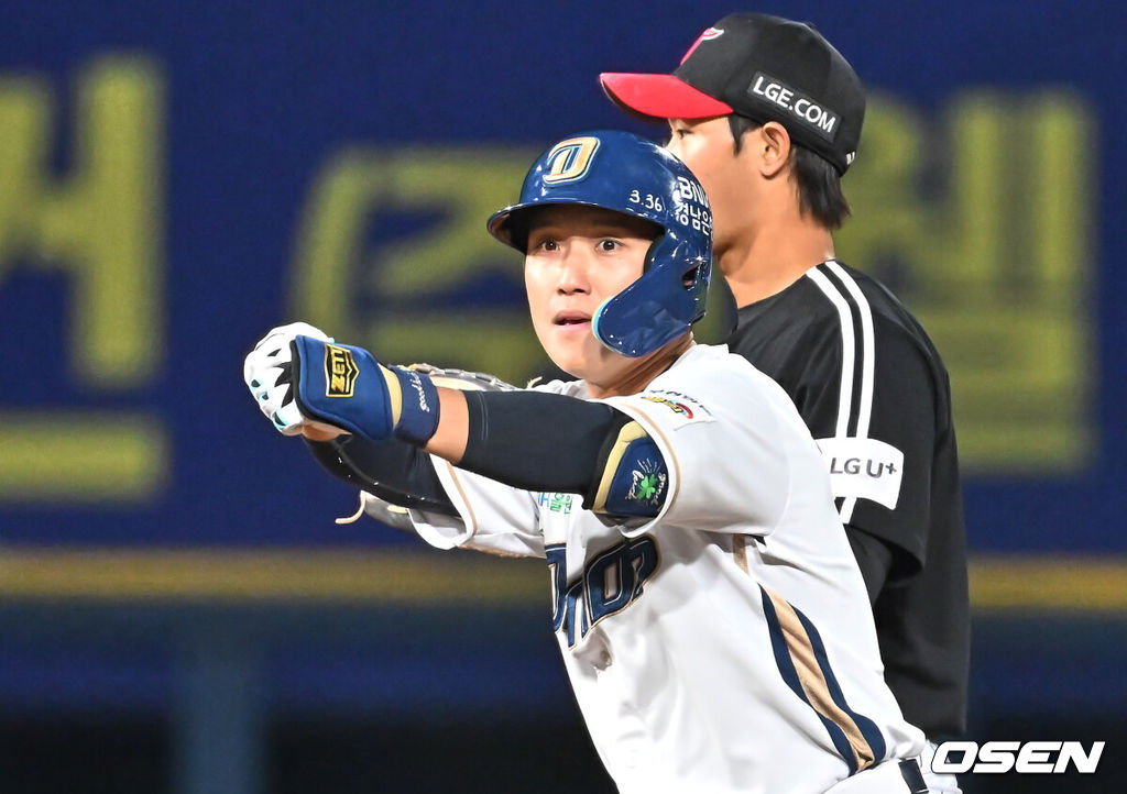 8일 창원NC파크에서 2026 신한 SOL KBO 리그 NC 다이노스와 LG 트윈스의 경기가 열렸다. 홈팀 NC는 신민혁이, 방문팀 LG는 웰스가 선발 출전했다. NC 다이노스 서호철이 4회말 2사 1,2루 좌익수 왼쪽 1타점 2루타를 치고 세리머니를 하고 있다. 2026.04.08 / foto0307@osen.co.kr