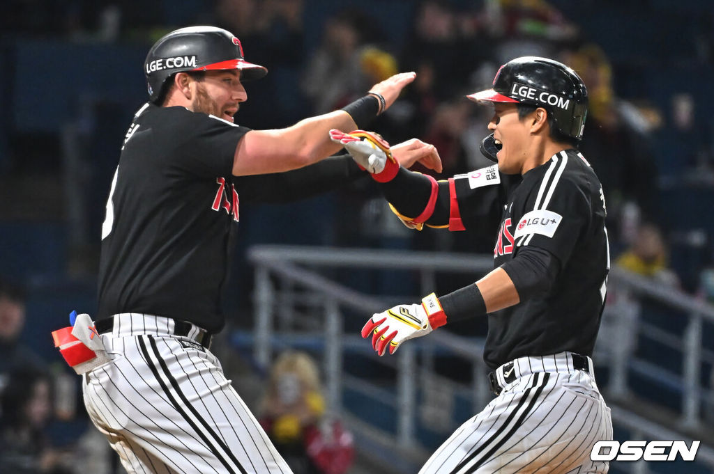 8일 창원NC파크에서 2026 신한 SOL KBO 리그 NC 다이노스와 LG 트윈스의 경기가 열렸다. 홈팀 NC는 신민혁이, 방문팀 LG는 웰스가 선발 출전했다. LG 트윈스 천성호가 6회초 1사 1루 우월 2점 홈런을 치고 오스틴과 하이파이브를 하고 있다. 2026.04.08 / foto0307@osen.co.kr