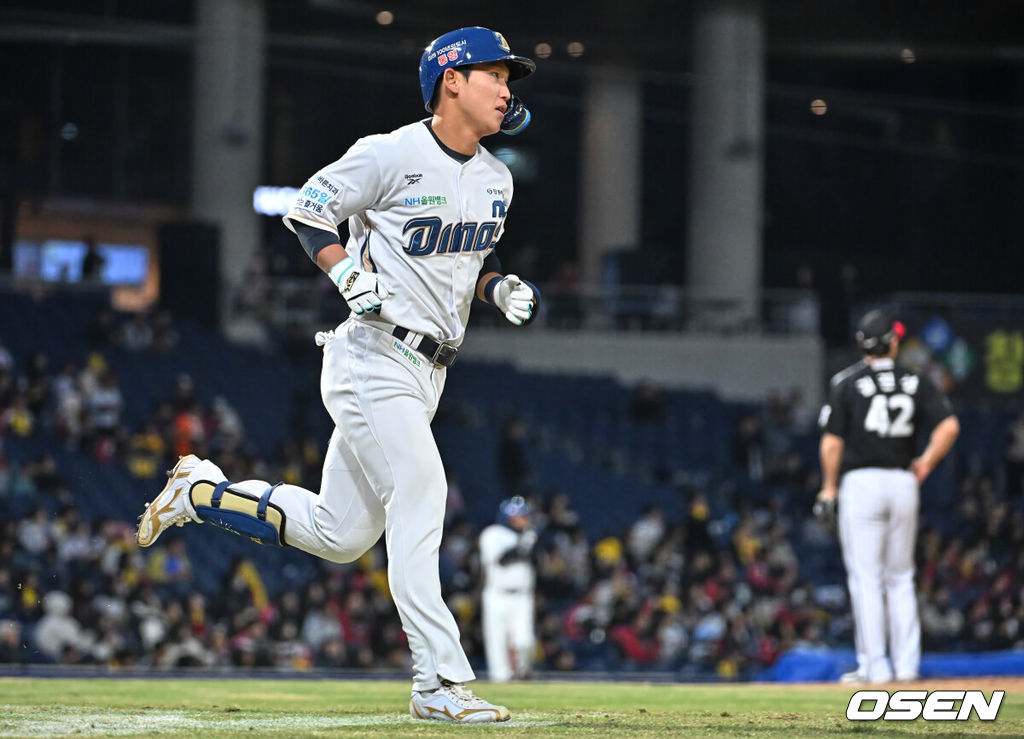 8일 창원NC파크에서 2026 신한 SOL KBO 리그 NC 다이노스와 LG 트윈스의 경기가 열렸다. 홈팀 NC는 신민혁이, 방문팀 LG는 웰스가 선발 출전했다. NC 다이노스 서호철이 7회말 좌월 솔로 홈런을 치고 진루하고 있다. 2026.04.08 / foto0307@osen.co.kr