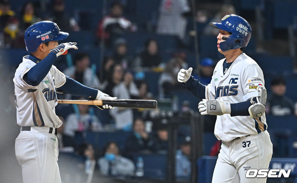 8일 창원NC파크에서 2026 신한 SOL KBO 리그 NC 다이노스와 LG 트윈스의 경기가 열렸다. 홈팀 NC는 신민혁이, 방문팀 LG는 웰스가 선발 출전했다. NC 다이노스 박건우가 8회말 좌월 솔로 홈런을 치고 하이파이브를 하고 있다. 2026.04.08 / foto0307@osen.co.kr