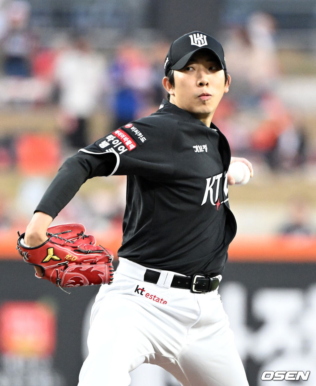 2일 대전 한화생명볼파크에서 2026 신한 SOL KBO리그 한화 이글스와 KT 위즈의 경기가 열렸다.이날 한화는 문동주, KT는 오원석을 선발로 내세웠다.1회말 무사에서 KT 선발투수 오원석이 역투하고 있다. 2026.04.02 /sunday@osen.co.kr