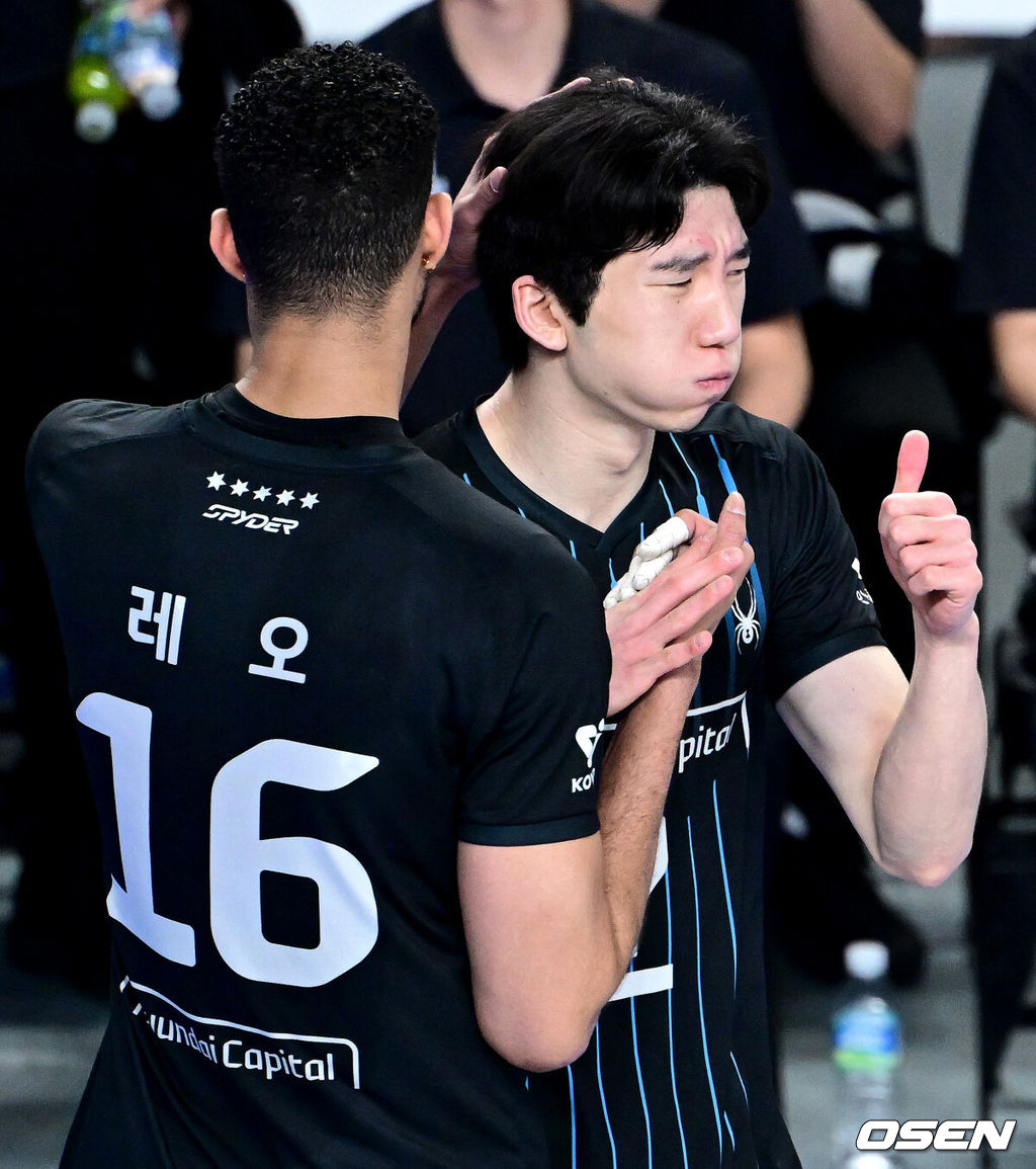 8일 천안 유관순체육관에서 ‘진에어 2025-26 V-리그’ 남자부 챔피언결정 4차전 현대캐피탈과 대한항공의 경기가 열렸다.시리즈 전적 2승 1패 우위를 점하고 있는 대한항공은 우승까지 1승만을 남겨뒀다. 3차전을 잡으며 반격에 나선 현대캐피탈은 승부를 최종 5차전까지 이어가려 한다.2세트, 현대캐피탈 허수봉이 득점을 올린 뒤 레오와 기뻐하고 있다. 2026.04.08 / dreamer@osen.co.kr