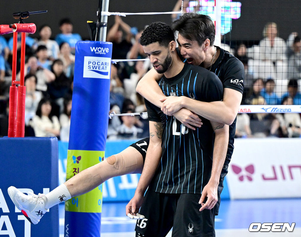 8일 천안 유관순체육관에서 ‘진에어 2025-26 V-리그’ 남자부 챔피언결정 4차전 현대캐피탈과 대한항공의 경기가 열렸다.이날 경기는 현대캐피탈이 세트 스코어 3-0(25-23 25-23 31-29)으로 승리하며 챔프전 2승 2패를 만들었다. 챔프 5차 최종전까지 가게 되었다.경기를 마치고 승리한 현대캐피탈 레오와 바야르사이한이 기뻐하고 있다. 2026.04.08 / dreamer@osen.co.kr