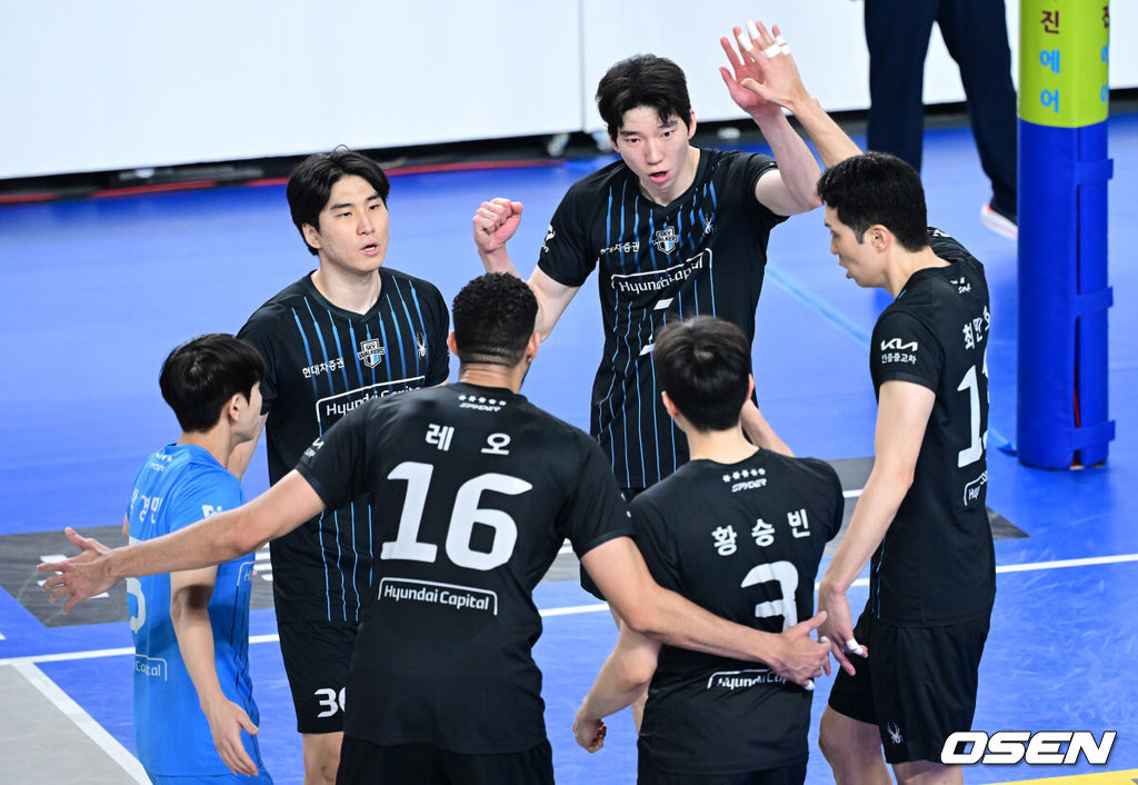 8일 천안 유관순체육관에서 ‘진에어 2025-26 V-리그’ 남자부 챔피언결정 4차전 현대캐피탈과 대한항공의 경기가 열렸다.시리즈 전적 2승 1패 우위를 점하고 있는 대한항공은 우승까지 1승만을 남겨뒀다. 3차전을 잡으며 반격에 나선 현대캐피탈은 승부를 최종 5차전까지 이어가려 한다.2세트, 현대캐피탈 선수들이 득점에 기뻐하고 있다. 2026.04.08 / dreamer@osen.co.kr