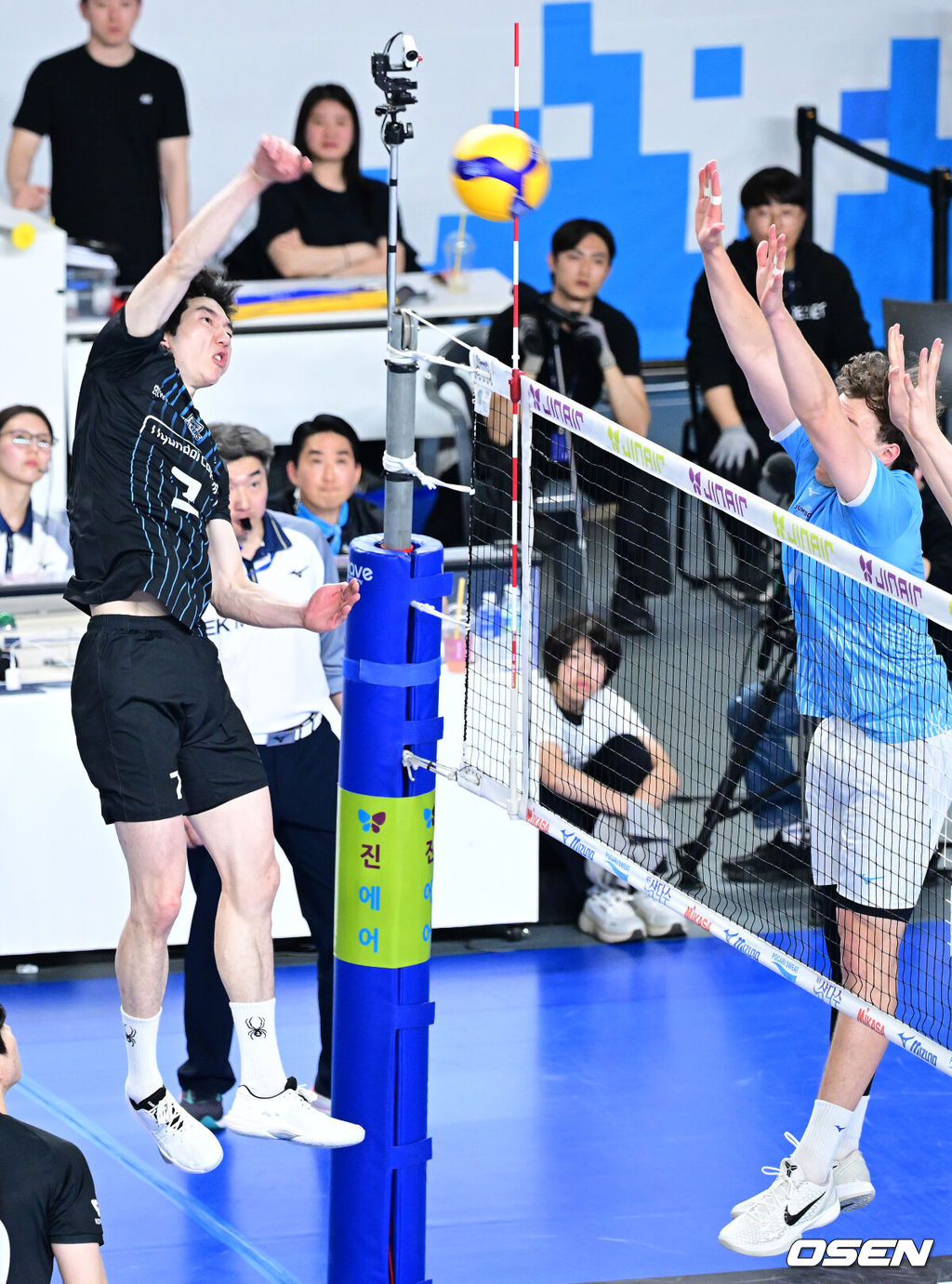 8일 천안 유관순체육관에서 ‘진에어 2025-26 V-리그’ 남자부 챔피언결정 4차전 현대캐피탈과 대한항공의 경기가 열렸다.시리즈 전적 2승 1패 우위를 점하고 있는 대한항공은 우승까지 1승만을 남겨뒀다. 3차전을 잡으며 반격에 나선 현대캐피탈은 승부를 최종 5차전까지 이어가려 한다.2세트, 현대캐피탈 허수봉이 공격을 시도하고 있다. 2026.04.08 / dreamer@osen.co.kr