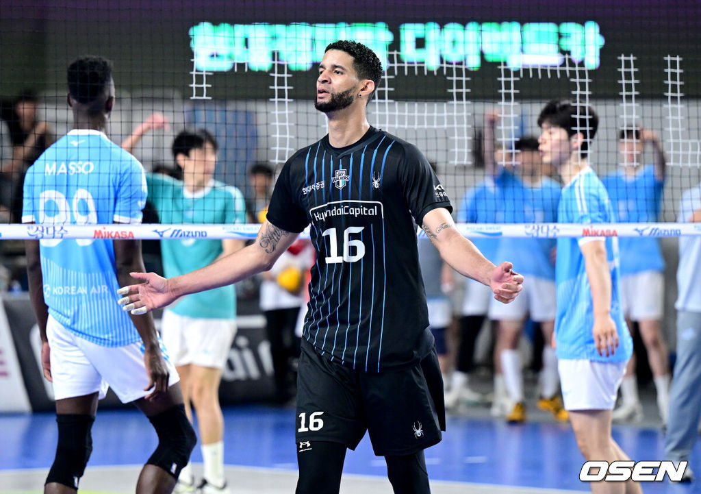 8일 천안 유관순체육관에서 ‘진에어 2025-26 V-리그’ 남자부 챔피언결정 4차전 현대캐피탈과 대한항공의 경기가 열렸다.이날 경기는 현대캐피탈이 세트 스코어 3-0(25-23 25-23 31-29)으로 승리하며 챔프전 2승 2패를 만들었다. 챔프 5차 최종전까지 가게 되었다.경기를 마치고 승리한 현대캐피탈 레오가 기뻐하고 있다. 2026.04.08 / dreamer@osen.co.kr