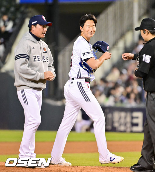 8일 서울 잠실구장에서 '2026 신한 SOL Bank KBO리그' 두산 베어스와 키움 히어로즈의 경기가 열렸다. 6회초 두산 선발투수 최민석이 교체되고 있다. 2026.04.08 / soul1014@osen.co.kr