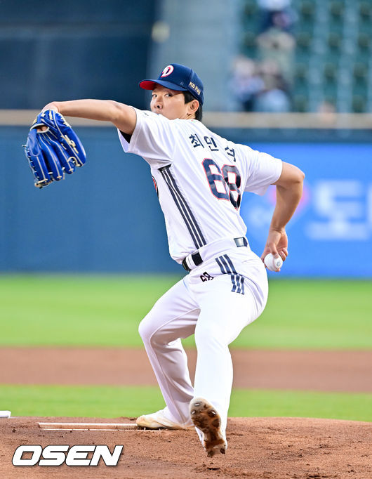 8일 서울 잠실구장에서 '2026 신한 SOL Bank KBO리그' 두산 베어스와 키움 히어로즈의 경기가 열렸다. 1회초 두산 선발투수 최민석이 역투하고 있다. 2026.04.08 / soul1014@osen.co.kr