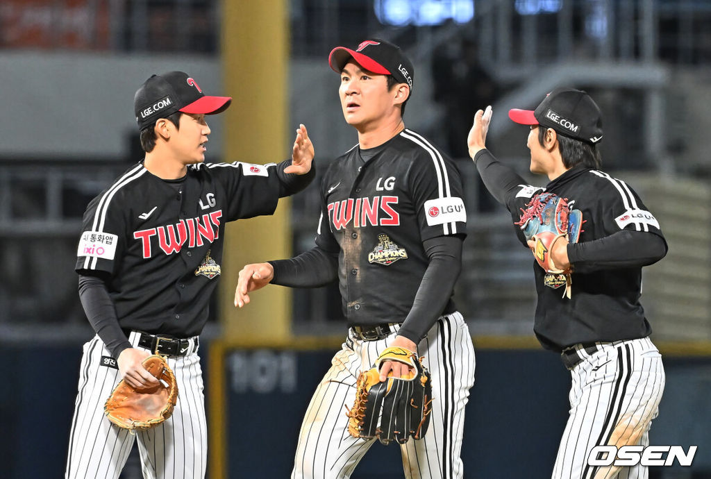 8일 창원NC파크에서 2026 신한 SOL KBO 리그 NC 다이노스와 LG 트윈스의 경기가 열렸다. 홈팀 NC는 신민혁이, 방문팀 LG는 웰스가 선발 출전했다. LG 트윈스 오지환이 5-4로 승리한 후 하이파이브를 하고 있다. 2026.04.08 / foto0307@osen.co.kr