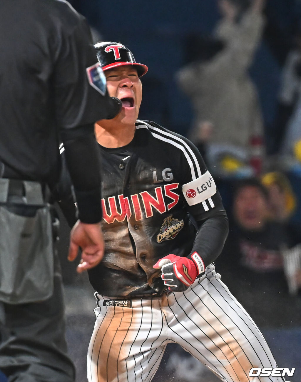 8일 창원NC파크에서 2026 신한 SOL KBO 리그 NC 다이노스와 LG 트윈스의 경기가 열렸다. 홈팀 NC는 신민혁이, 방문팀 LG는 웰스가 선발 출전했다. LG 트윈스 오지환이 8회초 2사 2루 중견수 쪽 적시타를 치고 홈으로 쇄도, 그라운드 홈런을 만들고 있다. 2026.04.08 / foto0307@osen.co.kr