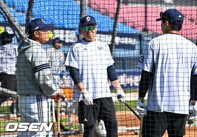 8일 서울 잠실구장에서 '2026 신한 SOL Bank KBO리그' 두산 베어스와 키움 히어로즈의 경기가 열렸다. 경기 앞서 두산 김원형 감독이 양의지, 양석환과 이야기를 나누고 있다. 2026.04.08 / soul1014@osen.co.kr