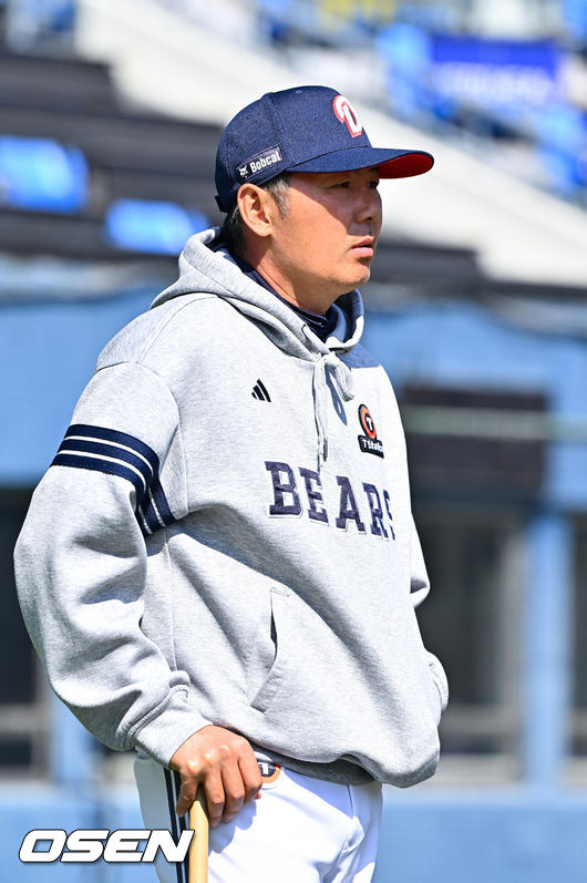 8일 서울 잠실구장에서 '2026 신한 SOL Bank KBO리그' 두산 베어스와 키움 히어로즈의 경기가 열렸다. 경기 앞서 두산 김원형 감독이 선수들의 훈련을 지켜보고 있다. 2026.04.08 / soul1014@osen.co.kr