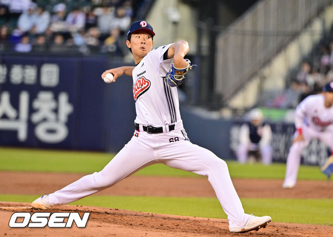 8일 서울 잠실구장에서 '2026 신한 SOL Bank KBO리그' 두산 베어스와 키움 히어로즈의 경기가 열렸다. 2회초 두산 선발투수 최민석이 역투하고 있다. 2026.04.08 / soul1014@osen.co.kr