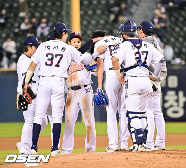 8일 서울 잠실구장에서 '2026 신한 SOL Bank KBO리그' 두산 베어스와 키움 히어로즈의 경기가 열렸다. 6회초 두산 선발투수 최민석이 동료들의 축하를 받으며 교체되고 있다. 2026.04.08 / soul1014@osen.co.kr