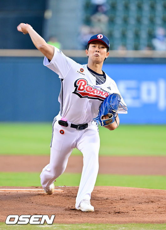 8일 서울 잠실구장에서 '2026 신한 SOL Bank KBO리그' 두산 베어스와 키움 히어로즈의 경기가 열렸다. 1회초 두산 선발투수 최민석이 역투하고 있다. 2026.04.08 / soul1014@osen.co.kr