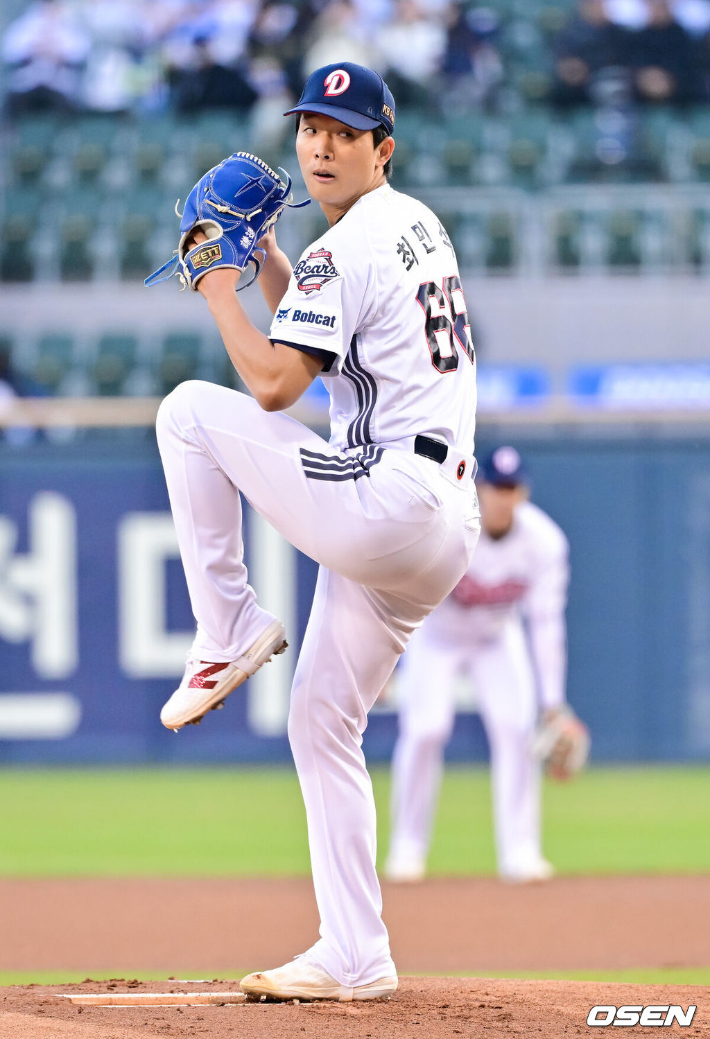 8일 서울 잠실구장에서 '2026 신한 SOL Bank KBO리그' 두산 베어스와 키움 히어로즈의 경기가 열렸다.이날 두산은 최민석을, 키움은 정세영을 선발투수로 내세웠다.1회초 두산 선발투수 최민석이 역투하고 있다. 2026.04.08 / soul1014@osen.co.kr