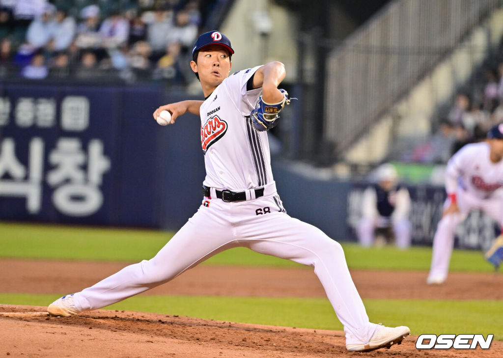 8일 서울 잠실구장에서 '2026 신한 SOL Bank KBO리그' 두산 베어스와 키움 히어로즈의 경기가 열렸다.이날 두산은 최민석을, 키움은 정세영을 선발투수로 내세웠다.2회초 두산 선발투수 최민석이 역투하고 있다. 2026.04.08 / soul1014@osen.co.kr