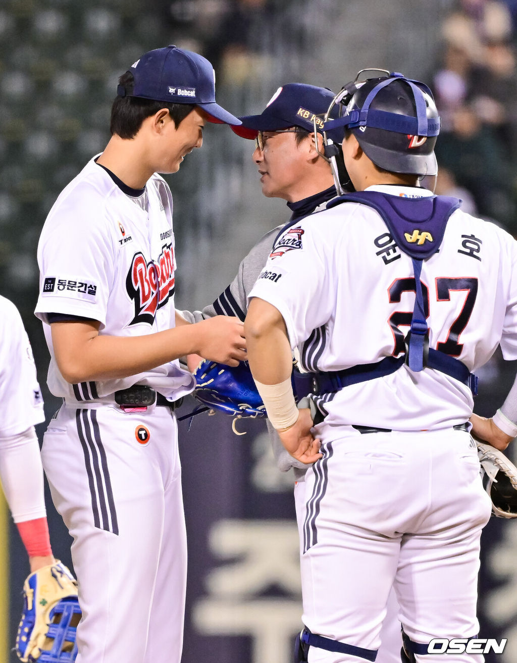 8일 서울 잠실구장에서 '2026 신한 SOL Bank KBO리그' 두산 베어스와 키움 히어로즈의 경기가 열렸다.이날 두산은 최민석을, 키움은 정세영을 선발투수로 내세웠다.6회초 두산 선발투수 최민석이 교체되고 있다. 2026.04.08 / soul1014@osen.co.kr
