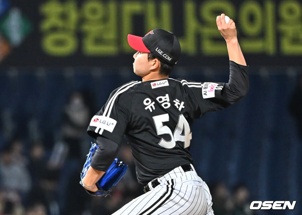 8일 창원NC파크에서 2026 신한 SOL KBO 리그 NC 다이노스와 LG 트윈스의 경기가 열렸다. 홈팀 NC는 신민혁이, 방문팀 LG는 웰스가 선발 출전했다. LG 트윈스 유영찬이 역투하고 있다. 2026.04.08 / foto0307@osen.co.kr