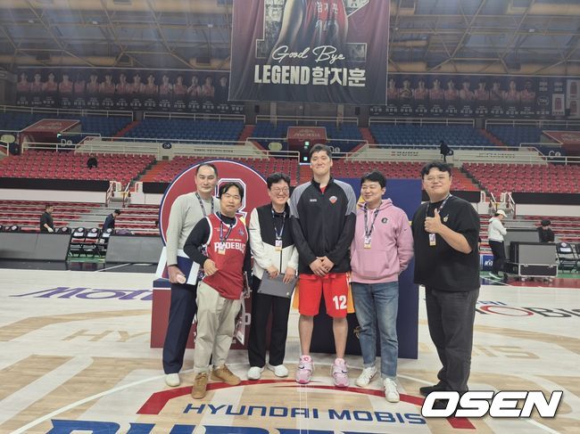 [사진] 함지훈과 기념촬영을 한 취재기자단