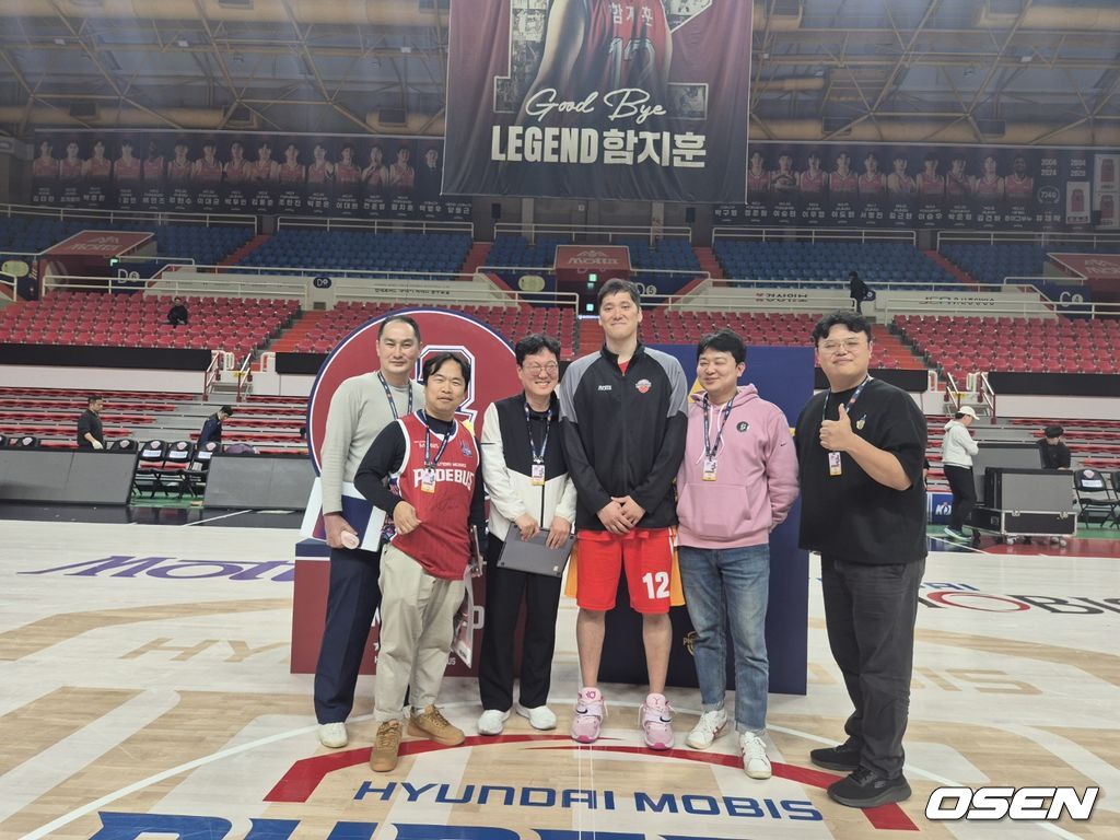 [사진] 함지훈과 기념촬영을 한 취재기자단