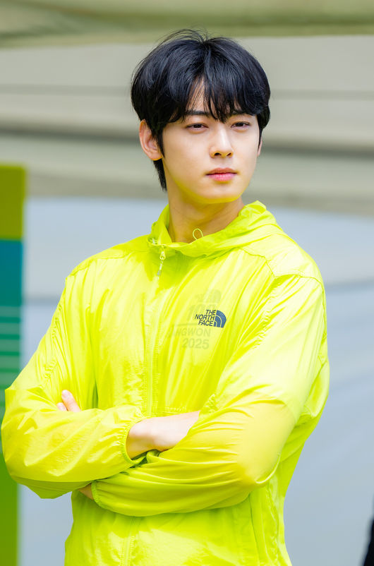 가수 겸 배우 차은우와 함께하는 국제 트레일러닝 대회 '노스페이스 100 강원' 행사가 17일 강원도 강릉시 초당동 경포호수광장에서 열렸다.이 자리에는 홍보대사인 차은우와 션 및 예능 프로그램 '뛰어야 산다' 출연진과 함께 참석한다.차은우가 포토타임을 갖고 있다. 2025.05.17 / rumi@osen.co.kr