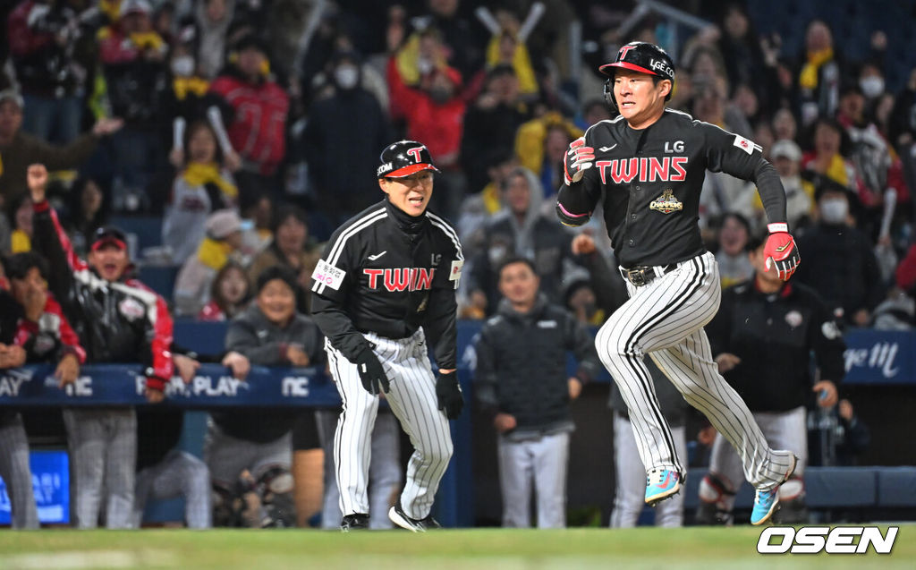 8일 창원NC파크에서 2026 신한 SOL KBO 리그 NC 다이노스와 LG 트윈스의 경기가 열렸다. 홈팀 NC는 신민혁이, 방문팀 LG는 웰스가 선발 출전했다. LG 트윈스 오지환이 8회초 2사 2루 중견수 쪽 적시타를 치고 홈으로 쇄도, 그라운드 홈런을 만들고 있다. 뒤쪽에서 정수성 주루코치가 지켜보고 있다. 2026.04.08 / foto0307@osen.co.kr