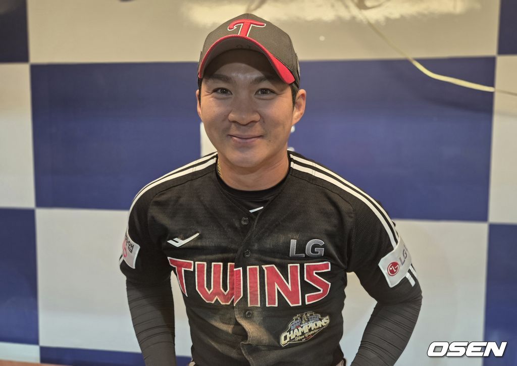 LG 트윈스 오지환이 8일 창원NC파크에서 NC 다이노스와 경기에서 승리한 후 8회 그라운드 홈런 상황을 이야기하며 웃고 있다. /orange@osen.co.kr