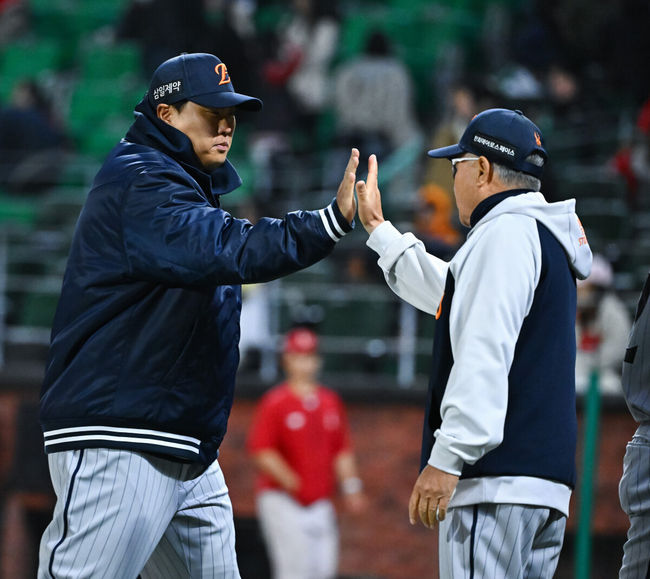 [OSEN=인천, 박준형 기자]프로야구 한화 이글스가 프랜차이즈 에이스 류현진(39)의 호투에 힘입어 승리를 거뒀다.&nbsp;한화는 7일 인천 SSG랜더스필드에서 열린 ‘2026 신한은행 SOL Bank KBO리그’ SSG 랜더스와의 경기에서 6-2로 승리했다.&nbsp;경기종료 후 한화 김경문 감독이 류현진이 하이하이브를 하고 있다.   2026.04.07 / soul1014@osen.co.kr