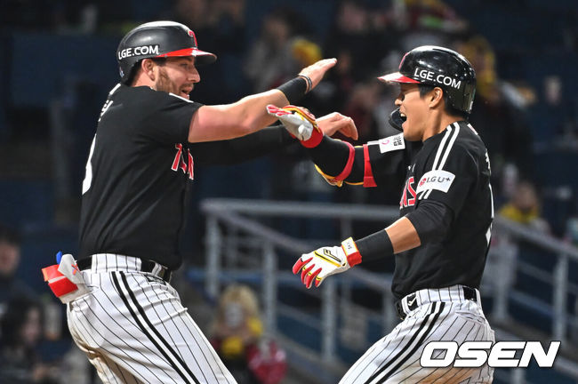 [OSEN=창원, 이석우 기자] 8일 창원NC파크에서 2026 신한 SOL KBO 리그 NC 다이노스와 LG 트윈스의 경기가 열렸다. 홈팀 NC는 신민혁이, 방문팀 LG는 웰스가 선발 출전했다. LG 트윈스 천성호가 6회초 1사 1루 우월 2점 홈런을 치고 오스틴과 하이파이브를 하고 있다. 2026.04.08 / foto0307@osen.co.kr