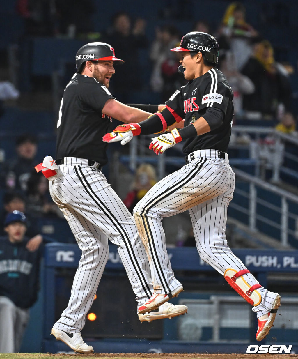 8일 창원NC파크에서 2026 신한 SOL KBO 리그 NC 다이노스와 LG 트윈스의 경기가 열렸다. 홈팀 NC는 신민혁이, 방문팀 LG는 웰스가 선발 출전했다. LG 트윈스 천성호가 6회초 1사 1루 우월 2점 홈런을 치고 오스틴과 하이파이브를 하고 있다. 2026.04.08 / foto0307@osen.co.kr