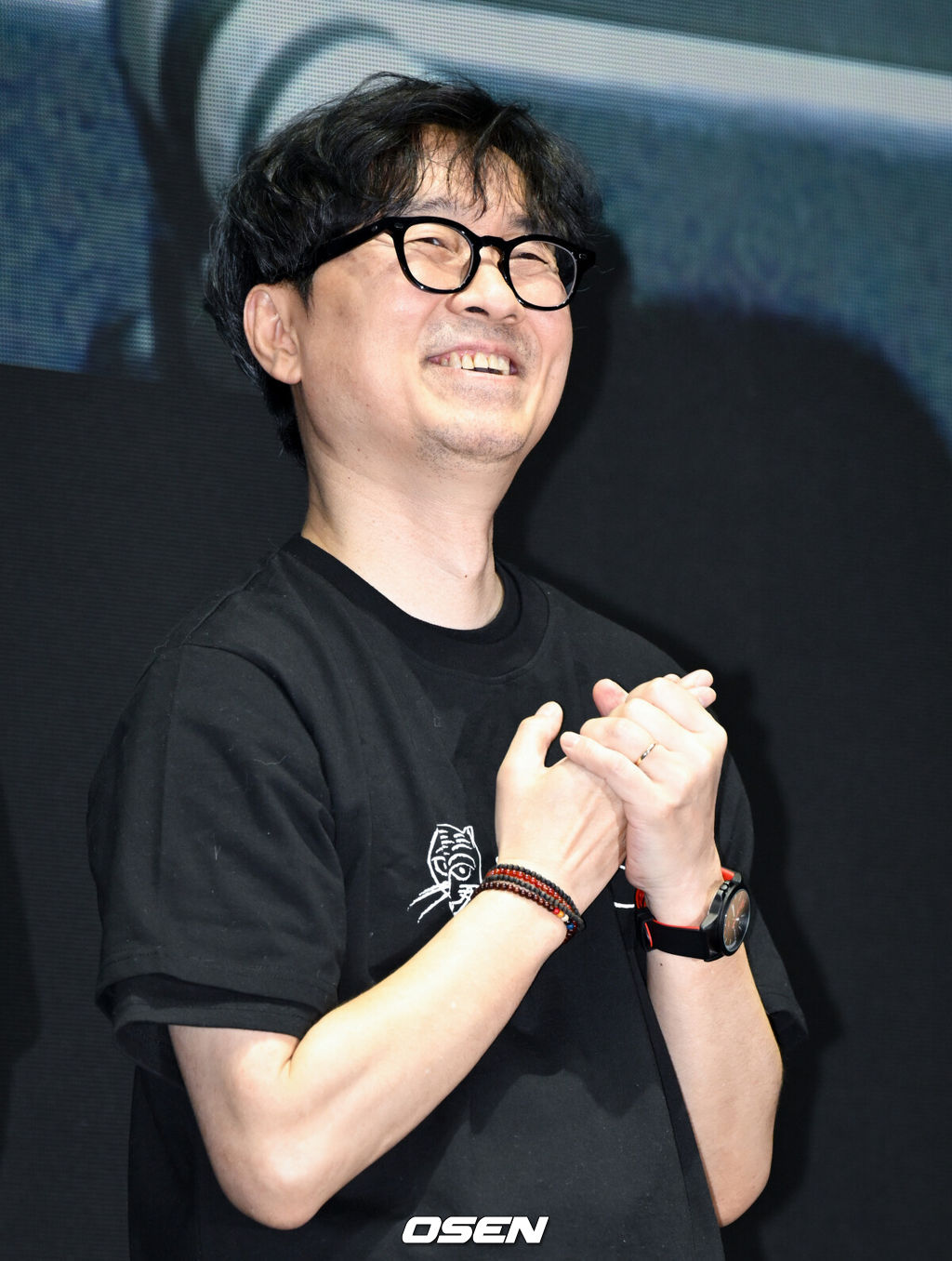 영화 ‘왕과 사는 남자(감독 장항준)’ 천만 관객 감사 무대인사가 17일 서울 메가박스 코엑스에서 열렸다.'왕과 사는 남자'의 누적 관객 수는 1360만 1732명이다. 국내 역대 박스오피스 공식 통계 기준 흥행 영화 톱10 중 7위인 '아바타'(1362만명)의 기록을 17일 중 넘어설 것으로 예상된다.장항준 감독이 관객과의 시간을 갖고 있다. 2026.03.17 /cej@osen.co.kr