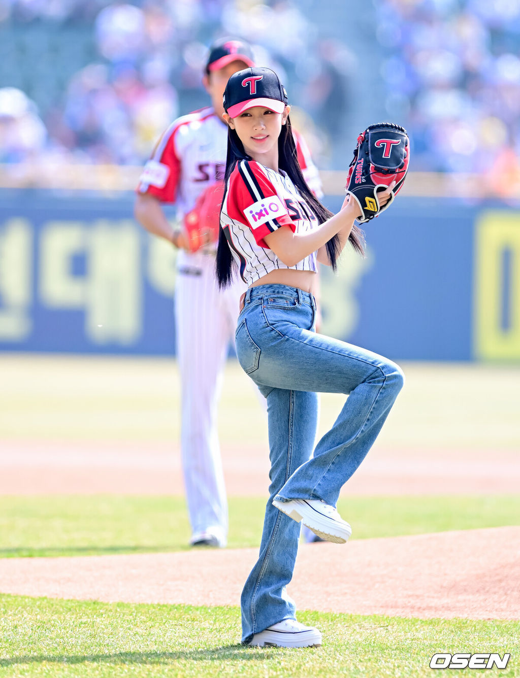 프로야구 LG 트윈스가 개막 2연승을 달렸다. 롯데 자이언츠는 2연패를 당했다. LG는 23일 서울 잠실구장에서 열린 2025 KBO리그 롯데와 홈 경기에서 10-2로 크게 승리했다. 전날 12-2 승리에 이어 개막 2연승. 문보경이 투런포, 박동원의 솔로포, 오스틴의 솔로포, 송찬의의 솔로포, 문정빈의 투런포 등 홈런 5방으로 7점을 뽑았다. (여자)아이들 미연이 시구를 하고 있다. 2025.03.23 / jpnews@osen.co.kr