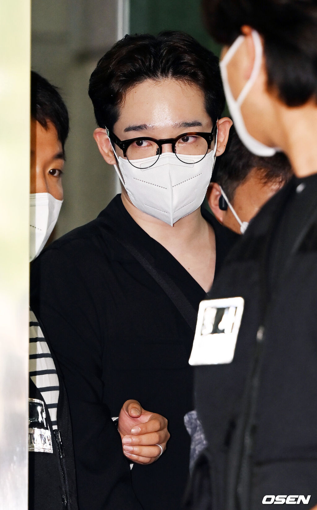마약류관리에 관한 법률위반 혐의로 기소된 가수 남태현과 ‘하트시그널 3’ 출신 방송인 서민재가 18일 오전 서울 마포구 서울서부지방법원에서 열리는 공판을 위해 법원에 출석했다.가수 남태현이 영장실질심사를 마치고 법원을 나서고 있다. 2023.05.18 /rumi@osen.co.kr