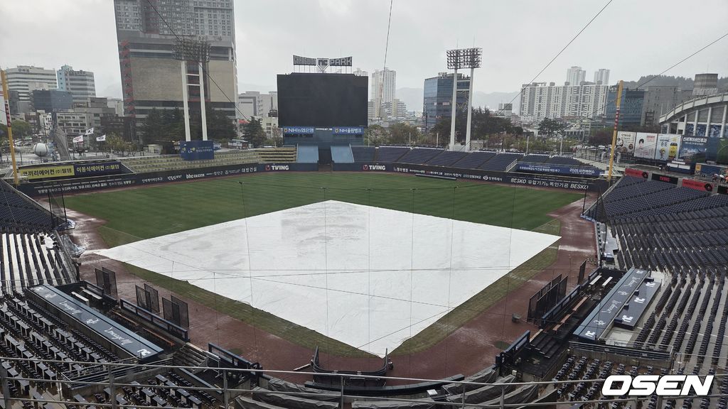 9일 방수포가 덮혀 있는 창원 NC파크. /orange@osen.co.kr